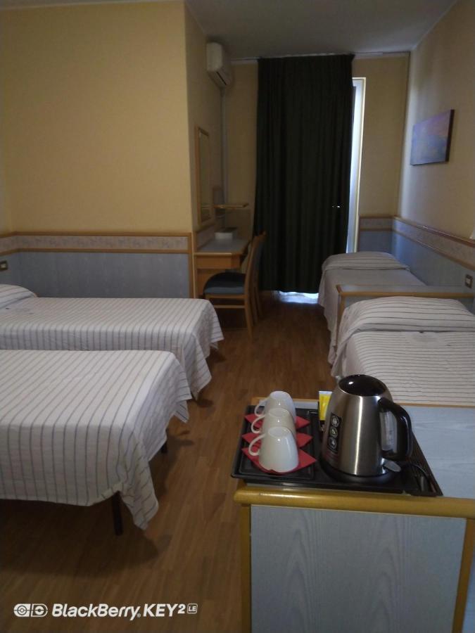Hotel Route 9 Cadeo Eksteriør bilde